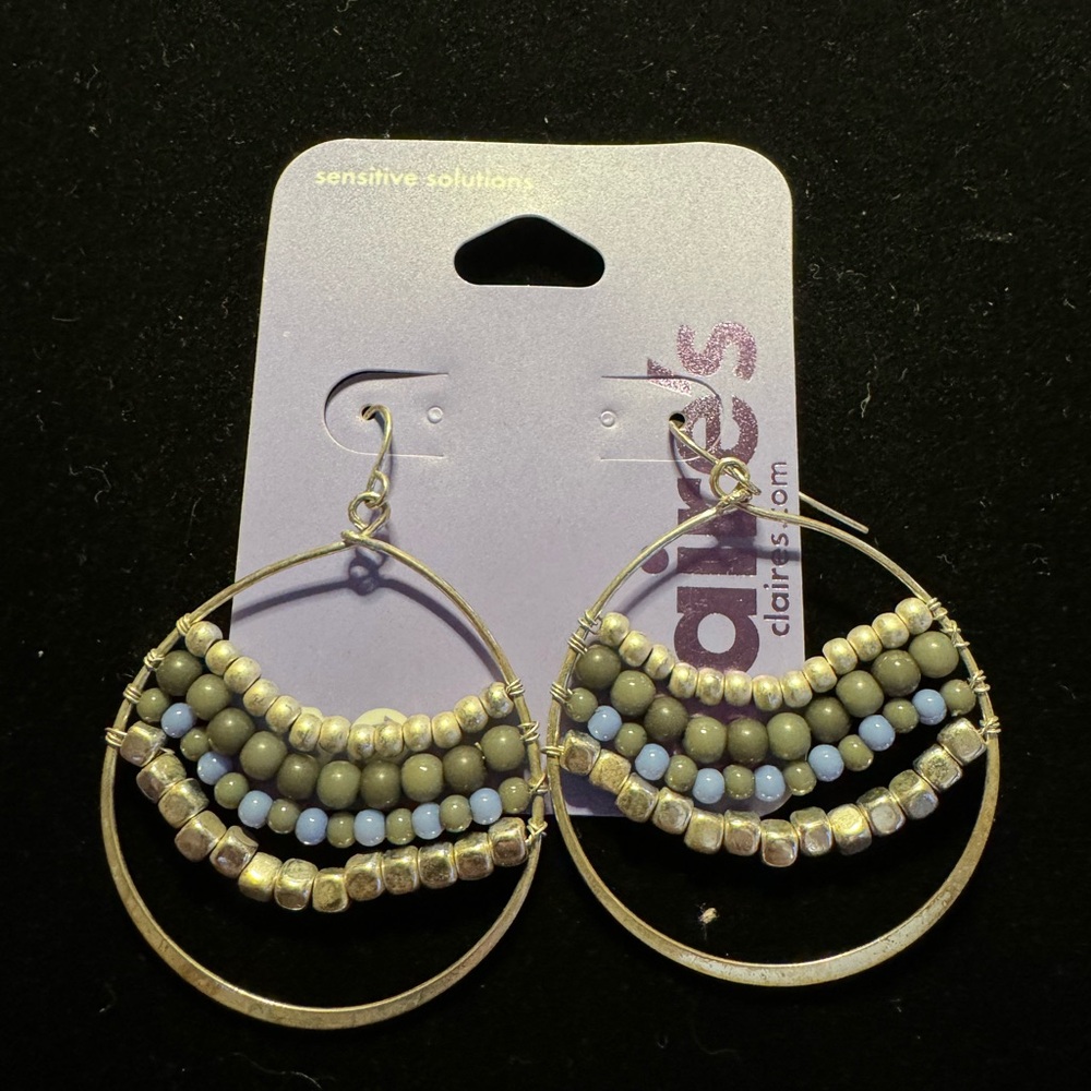 ❤️ NWT Claire’s hoop earrings